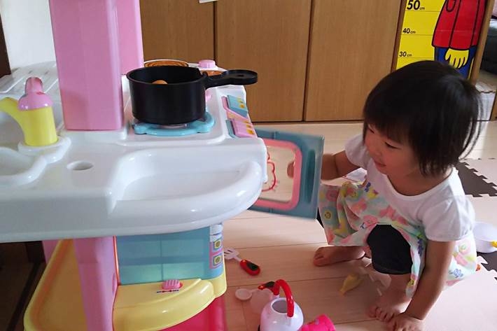 念願のキッチンに大喜びする3歳児